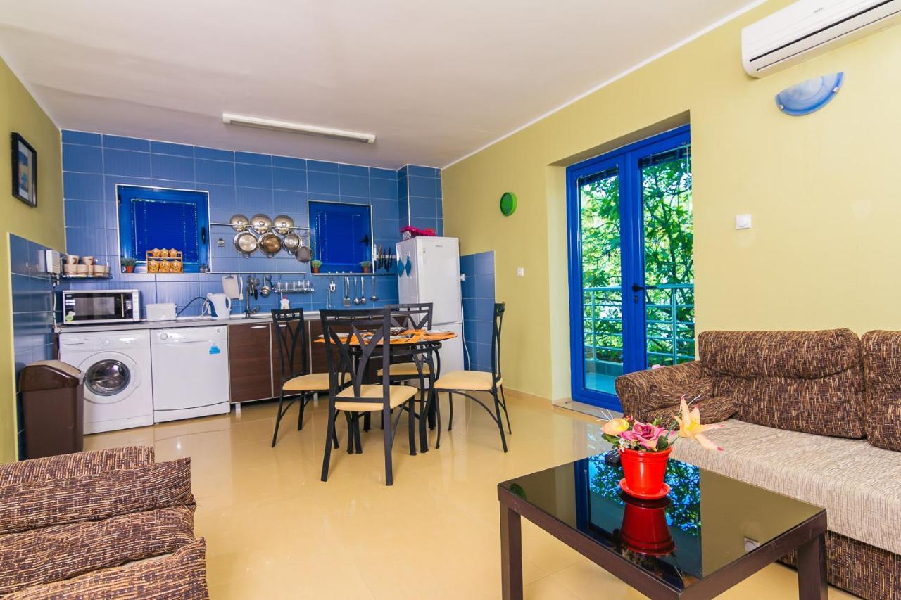 Villa Sea-N-Sun, 7 Bedrooms & Pool, Nearby Portonovi Marina. Thenovici Exterior photo